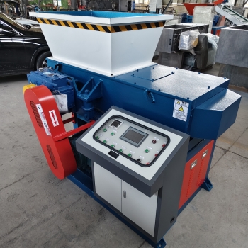 Customer Success Story: Single Shaft Shredder in Plastic Block Recycling